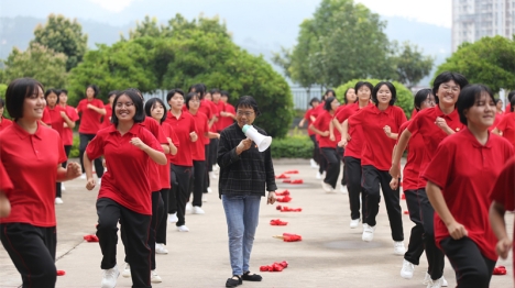 Zhang Guimei, ? mère directrice ? : Je les envoie hors des montagnes et elles me gardent dans le monde